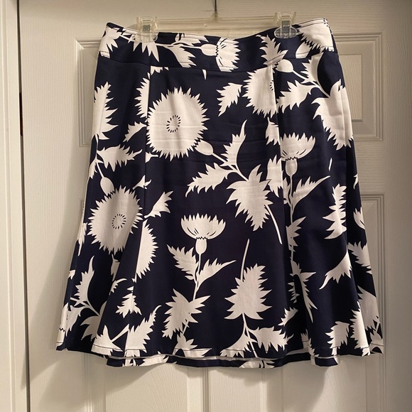EUC Isaac Mizrahi Blue & White Skirt. - Picture 1 of 6